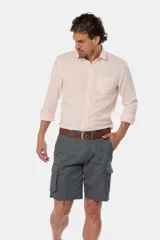 Bermuda cargo azul marino confeccionada en 98% algodón y 2% spandex, con bolsillos laterales.