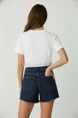 Short de jean de tiro alto con diseño de cinco bolsillos, corte slim fit y ruedo deshilachado.