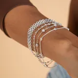 Pulsera de plata 925 con diseño de eslabones tipo Bismark, caracterizada por su estructura plana y entrelazada que ofrece un acabado brillante y sofisticado.