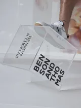 Championes Hoff modelo Brodway, color gris claro con detalles en celeste, blanco y bordó. Confeccionados en cuero y textil, con suela de goma color caramelo.