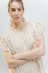 Pijama de algodón estampado Vichy, compuesto por una blusa de escote redondo y sin mangas con volados, y un short con elástico en la cintura y volados en el ruedo.