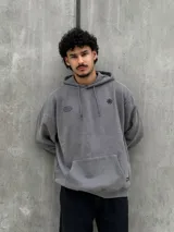 Canguro gris con capucha ajustable con cordones, bolsillo tipo canguro y puños y bajo acanalados.