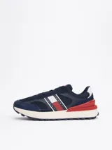 Zapatillas Tommy Jeans de corte bajo, color azul marino con detalles en rojo y blanco. Capellada de ante y malla, con logo de la marca en el lateral y suela de goma dentada.