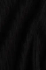 Remera negra entallada de manga larga, confeccionada en tejido de punto de algodón acanalado con cuello redondo.