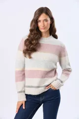Buzo de tejido de punto con diseño de rayas horizontales en tonos neutros, beige y detalles en rosa y gris. Presenta cuello redondo, mangas largas y terminaciones en rib acanalado en puños y ruedo. Incluye una pequeña etiqueta de cuero sintético en el lateral inferior.