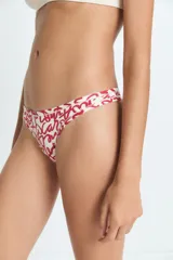 Bombacha tipo colaless de tiro medio, con estampado de corazones y letras en color rojo sobre base color crema.
