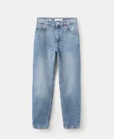 Pantalón de jean de corte recto y tiro medio, con diseño clásico de cinco bolsillos y cierre frontal con botón y cremallera. Presenta un acabado en tono azul medio con sutiles desgastes.