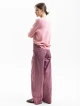 Sweater Preto de punto color rosa, con cuello redondo y mangas largas de corte holgado.
