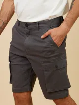 Bermuda de gabardina color gris con bolsillos laterales tipo cargo.