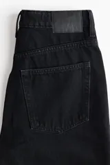 Jean tobillero de cinco bolsillos en denim de algodón rígido, con piernas rectas y tiro alto.