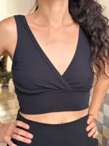Top deportivo de algodón con escote cruzado en V, diseño al cuerpo y bordes ribeteados que brindan mayor sostén.