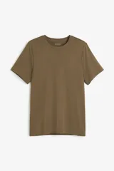 Remera deportiva color caqui de tejido funcional DryMove™ que ayuda a absorber el sudor. Modelo de corte estándar con cuello redondo y mangas cortas.