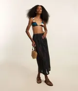 Salida de playa tipo pollera midi con superposición de laise con formas geométricas abstractas, confeccionada en algodón BCI.