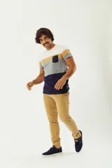 Pantalón de pana color gris topo, corte regular, con cinco bolsillos, cierre con botón y logo bordado.