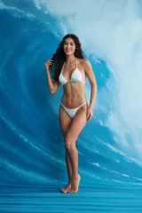 Corpiño de bikini tipo triángulo, color negro, con tirantes finos ajustables y copas removibles.