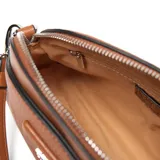 Bandolera de material sintético color habano (marrón medio), con forma redondeada y cierre superior metálico. Presenta un logo XL aplicado en el frente. Incluye un bolsillo interno con cierre y correa regulable y desmontable.