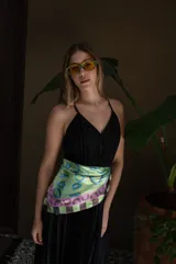 Lentes de sol negros con marco geométrico y patillas gruesas.