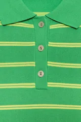 Polo de punto de manga corta con diseño a rayas horizontales en tonos verde y amarillo. Presenta cuello clásico, cierre frontal con tres botones y terminaciones acanaladas en mangas y ruedo.