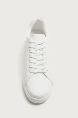 Zapatilla urbana monocolor blanca con cordones al tono, diseño de parte superior lisa y suela con volumen.