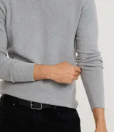 Suéter de punto para hombre, color celeste, con textura acanalada horizontal, cuello redondo y mangas largas con puños ajustados.