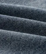 Pantalón de jean para hombre de corte recto, con lavado vintage y efecto desgastado. Posee cintura con presillas, cierre frontal con botón y cierre, además de bolsillos funcionales.