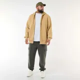 Pantalón cargo color verde militar, con bolsillos laterales tipo cargo, cintura elástica y puños ajustados en los tobillos.