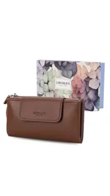 Billetera larga marca Lincoln's de diseño elegante y práctico. Presenta una textura granulada, cierre principal con solapa y broche, además de un compartimento adicional con cierre. Incluye correa de mano y viene presentada en una caja decorada.