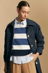 Sweater de tejido de punto con diseño de rayas horizontales en tonos azul y blanco. Presenta cuello redondo, puños y ruedo acanalados, con un sutil patrón de relieve en el tejido.