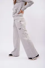 Pantalón de frizza estilo wide leg, color gris melange, con corte recto y holgado, cintura elástica con cordón de ajuste y bolsillos laterales.