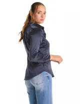 Camisa de satén color verde oliva, con cuello clásico, cierre frontal con botones metálicos y mangas largas con puños abotonados.