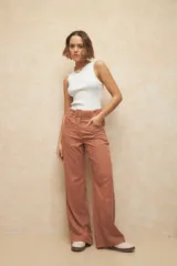 Pantalón ancho de tiro alto color ladrillo, con cinturón a tono incorporado y detalle de costuras en medio de ambas piernas. Cuenta con dos amplios bolsillos en los laterales.