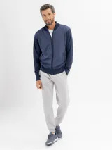 Pantalón de jogging azul marino, confeccionado en felpa, con cintura elástica ajustable con cordón y puños acanalados en los tobillos.