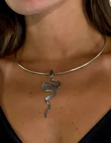 Gargantilla rígida plateada con dije de serpiente.