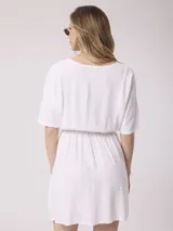 Vestido corto azul con escote en V, mangas cortas y cintura elastizada. Cierre frontal con botones.