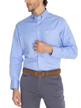 Camisa de manga larga de la marca Rockford, modelo Wor Travel, en color azul. Presenta cuello italiano abotonado, cierre frontal de botones, bolsillo en el pecho con el logo bordado y puños con doble botón.