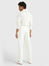 Jean blanco de corte amplio, talle alto y estilo balloon, con efecto desgastado en las rodillas y ruedo desflecado.