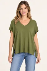 Remera de punto verde militar con escote en V, mangas cortas y aberturas laterales en el dobladillo.
