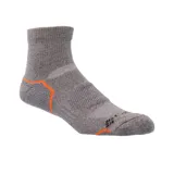 Calcetín deportivo de corte bajo, color gris melange con detalles en naranja neón. Presenta zonas de ventilación en el empeine, soporte en el arco y refuerzo en el talón para mayor ajuste y confort.