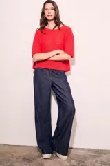 Sweater rojo de algodón con textura calada y mangas cortas.