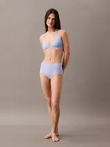 Bombacha hípster de talle medio color celeste, confeccionada en mezcla de algodón y elastano. Cuenta con ribetes elásticos planos y logo de Calvin Klein en el lateral.