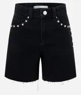 Short midi de jean negro de tiro medio, con bolsillos delanteros decorados con tachas metálicas en los bordes y terminación desmechada en las piernas.