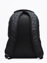 Mochila negra con tres compartimentos con cierre y dos bolsillos laterales abiertos con elástico.