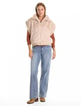 Chaleco de piel sintética en color beige, con cuello alto, cierre frontal metálico y terminaciones en tejido rib en el ruedo y sisas.