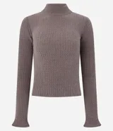 Blusa de chenille color beige, con cuello alto y diseño ajustado al cuerpo. Presenta mangas largas y una textura acanalada en toda la prenda.