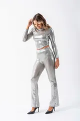 Remera plateada de viscosa con cuello redondo y mangas largas.