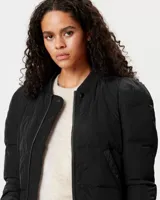 Campera bomber color naranja, con hombros abullonados, acolchada, con ribetes de punto acanalado, cierre frontal y bolsillos con botón a presión.