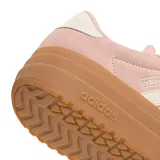 Championes urbanos Adidas modelo VL Court Bold, color rosado con detalles en blanco y suela de plataforma color caramelo. Confeccionados en gamuza con las clásicas tres tiras laterales.