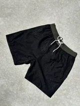 Short de baño negro con estampado de cebra en relieve.