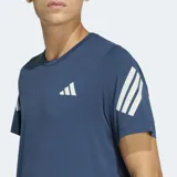 Remera deportiva Adidas de manga corta con cuello redondo, confeccionada en tejido técnico con tecnología Climacool para mayor transpirabilidad. Presenta el logo de la marca en el pecho y las icónicas tres tiras en las mangas, con detalles reflectantes.