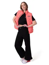 Chaleco acolchado Caterpillar color salmón, con cuello alto, cierre frontal con cremallera y bolsillos laterales con cierre. Presenta parche con el logo de la marca en el pecho.